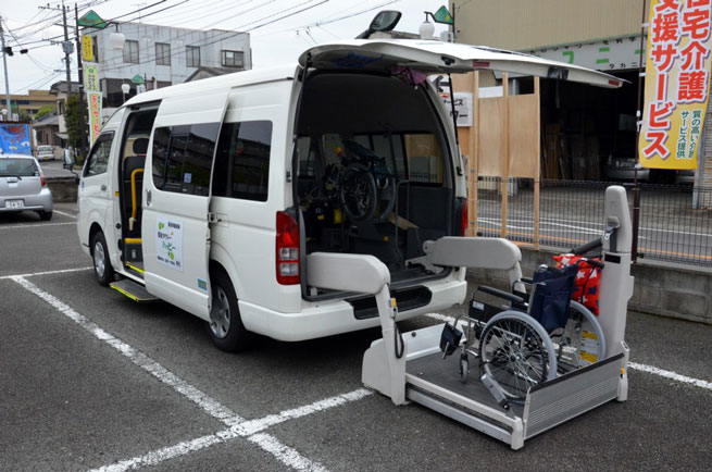 専用のリフトを用いて車椅子も4台乗車可能